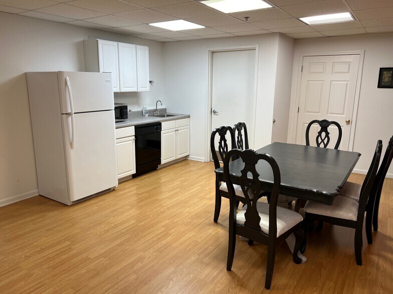 More Photos Of 189 Poplar Pl, North Aurora Warehouse For Lease