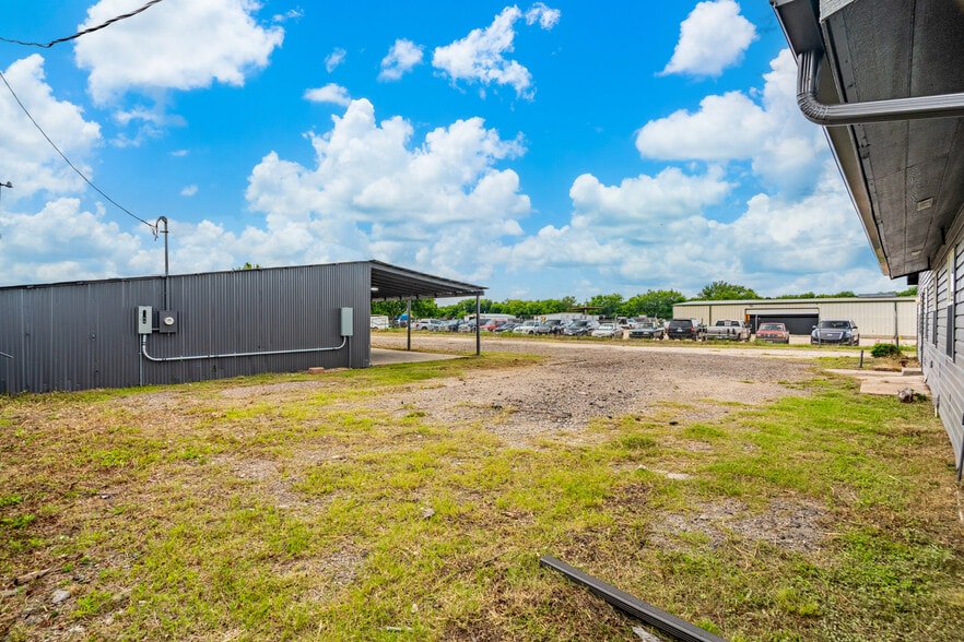 More Photos Of 401 W Simonds Rd, Seagoville Office For Sale