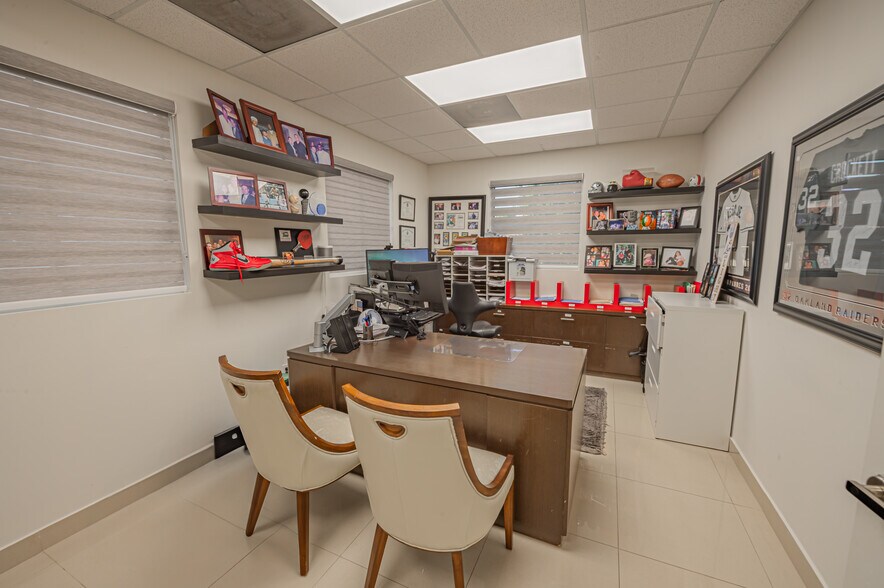 More Photos Of 20810-20818 W Dixie Hwy, Miami Medical For Sale