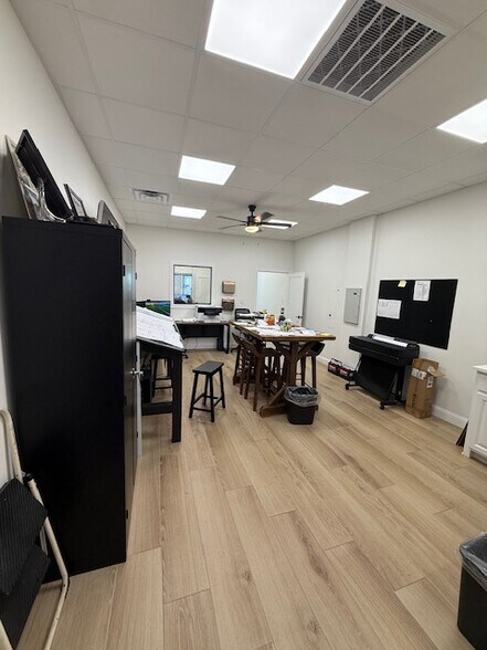 More Photos Of 504 N Breckenridge St, Ennis Warehouse For Sale
