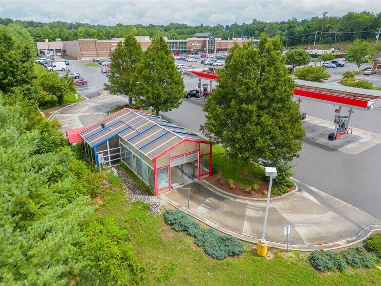 More Photos Of 567 Franklin, Christiansburg Freestanding For Sale