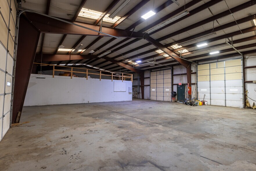 More Photos Of 2997 Spartanburg Hwy, East Flat Rock Warehouse For Lease