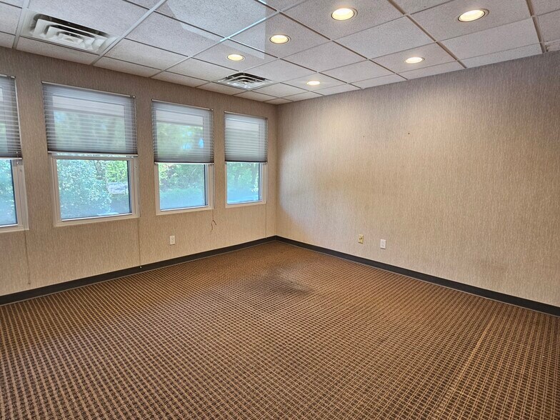 More Photos Of 202 E Main St, Huntington Medical For Lease