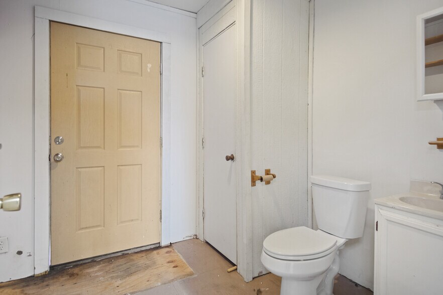 More Photos Of 990 Alma Rd, Crystal Beach Office For Sale