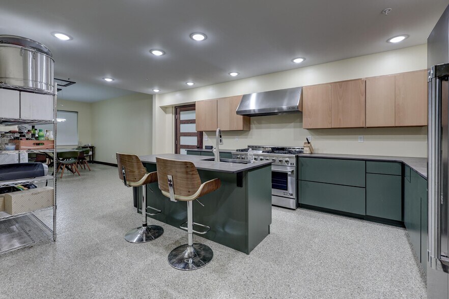 More Photos Of 102 S Wall Ave, Joplin Office For Sale