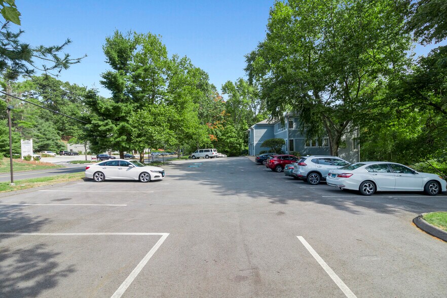 More Photos Of 155 Sycamore St, Glastonbury Office For Lease