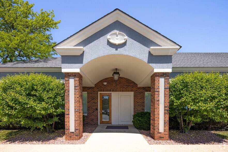 More Photos Of 3 S Greenleaf Ave, Gurnee Unknown For Lease