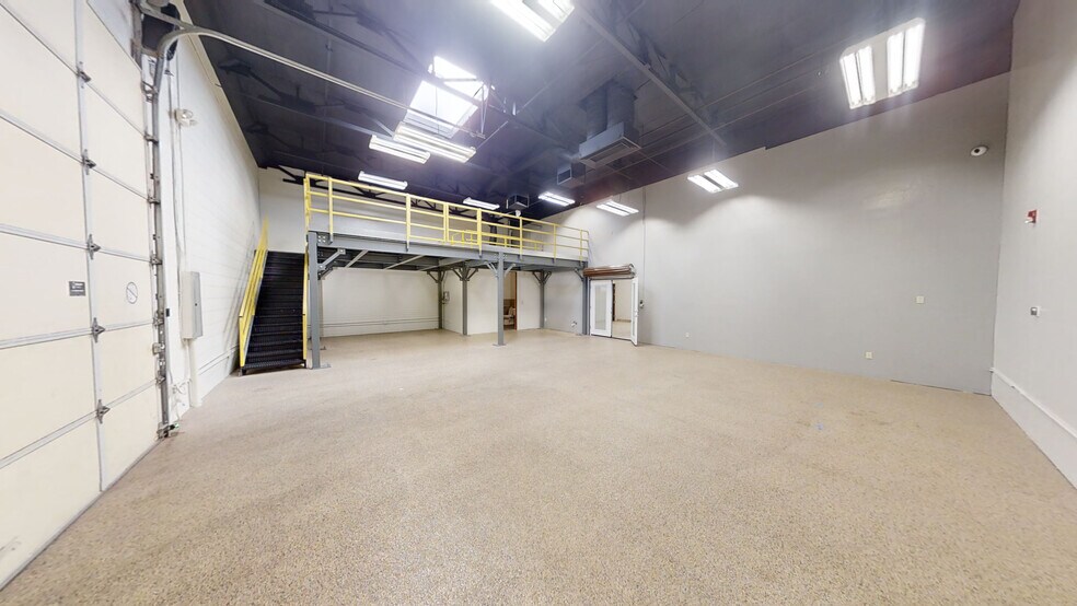 More Photos Of 16055 N Dial Blvd, Scottsdale Warehouse For Lease