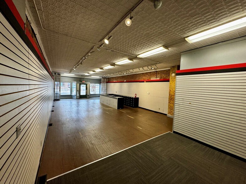 More Photos Of 900 Westport Rd, Kansas City Storefront Retail Office For Lease