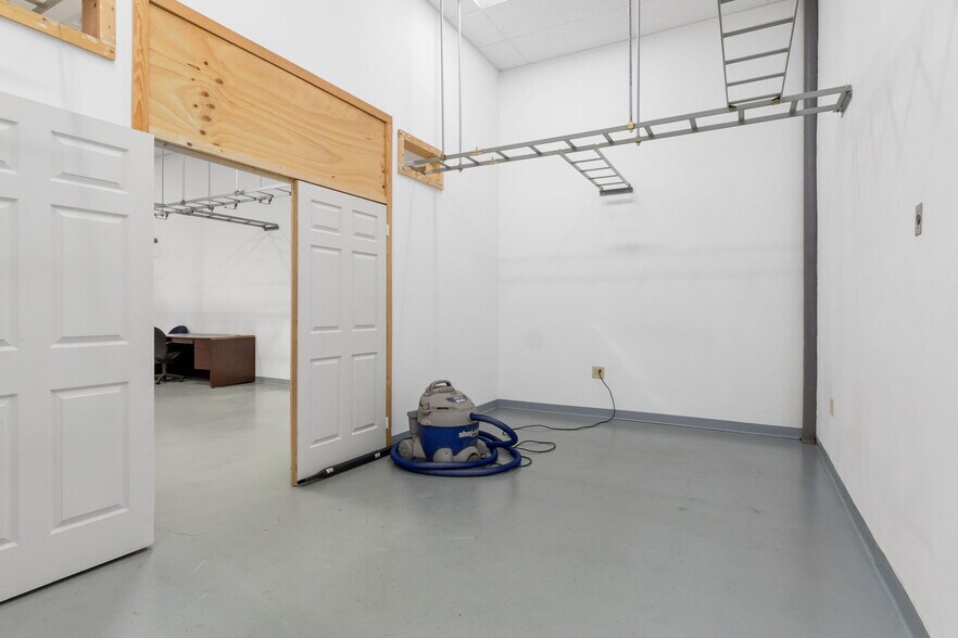 More Photos Of 8424 N HWY 69, Pollok Flex For Sale