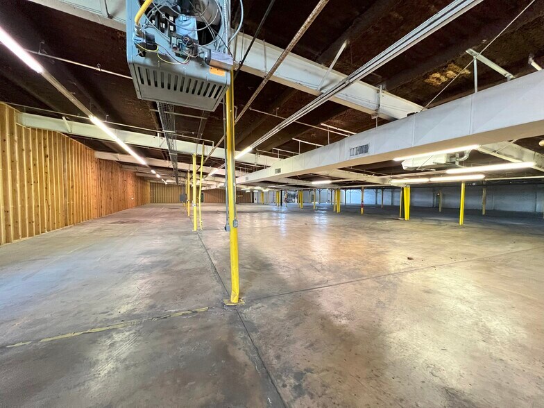 More Photos Of 2525 N Center St, Bonham Manufacturing For Lease