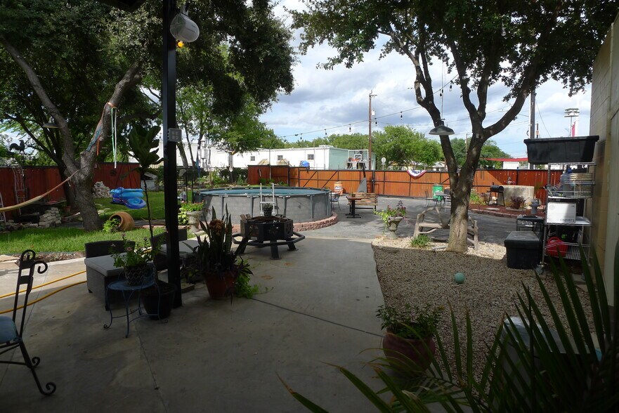 More Photos Of 318-337 W Olmos Dr, San Antonio Freestanding For Sale