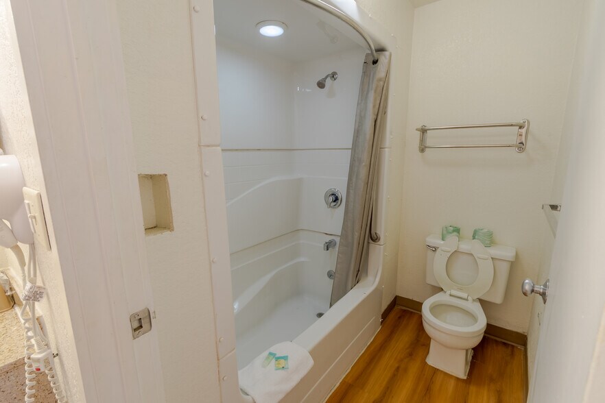 More Photos Of 1309 S Ohlman St, Mitchell Hotel For Sale