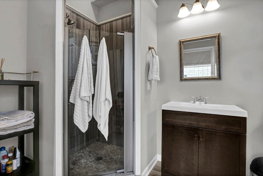 More Photos Of 2020 Princess Place Dr, Wilmington Freestanding For Sale