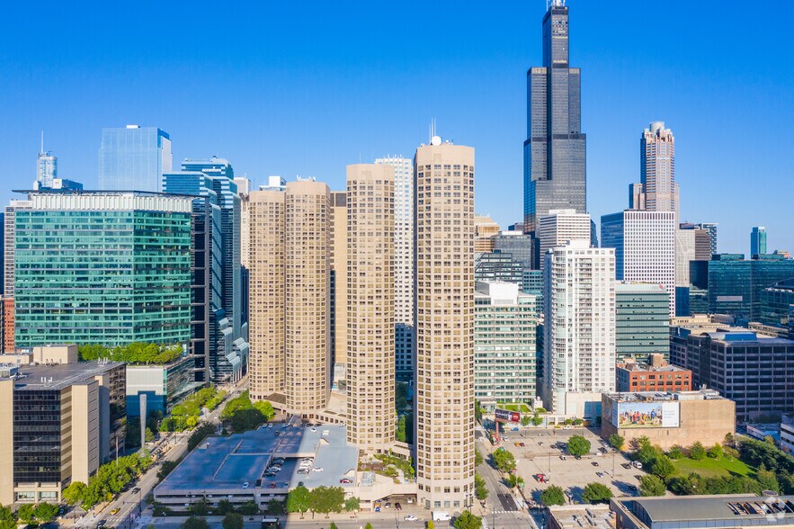 More Photos Of 555 W Madison St, Chicago Apartments For Lease
