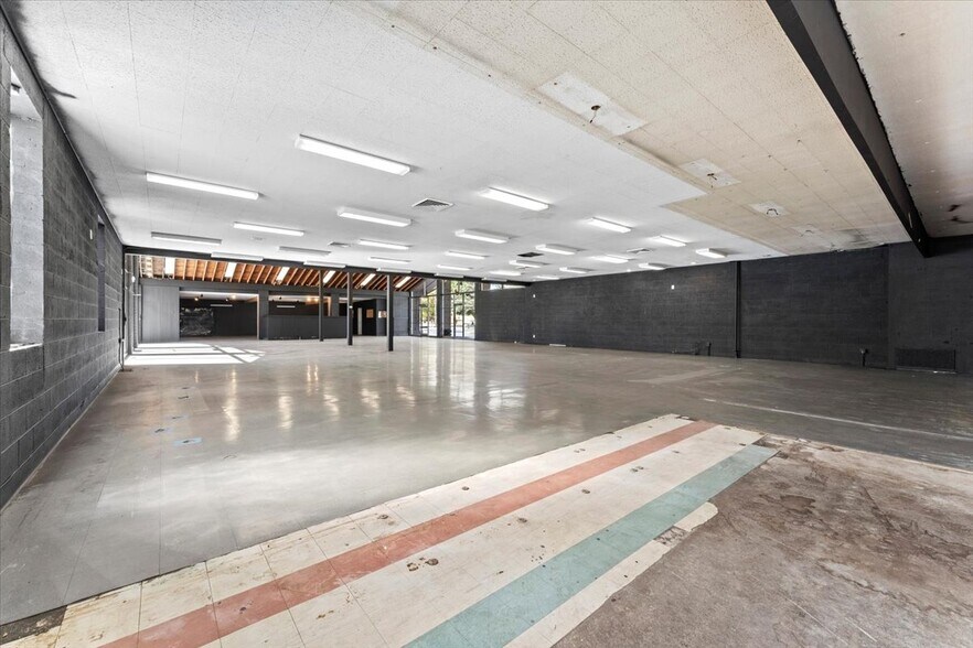 More Photos Of 7560 Macomb St, Grosse Ile Storefront Retail Office For Sale