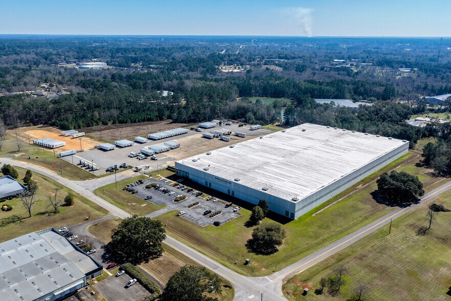 More Photos Of 121 Plantation Oaks Dr, Thomasville Distribution For Sale