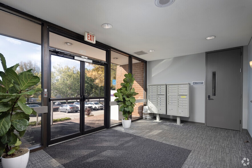 More Photos Of 220 Stoneridge Dr, Columbia Unknown For Lease