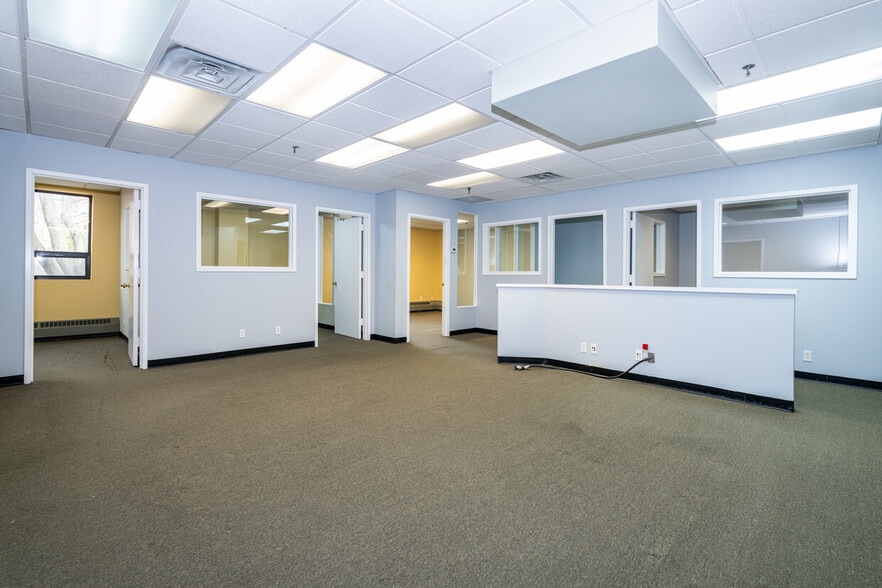 More Photos Of 2 Madison Ave, Larchmont Office For Lease