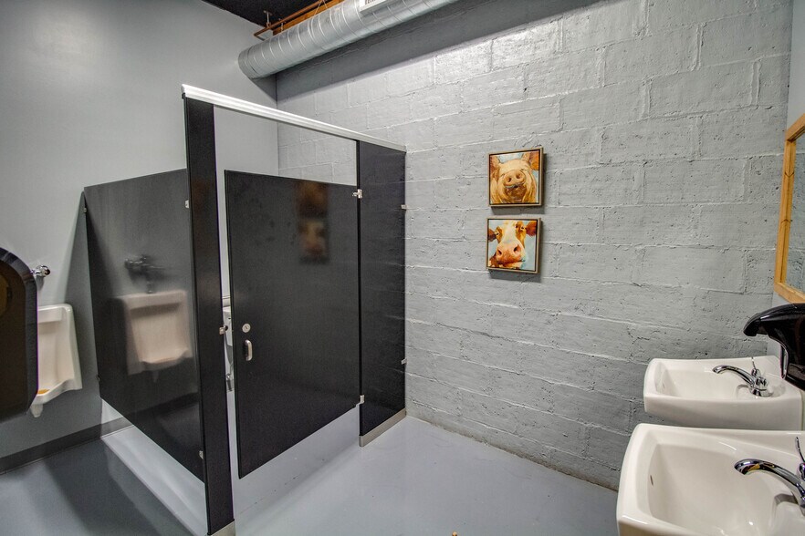 More Photos Of 309 N State St, Jerseyville Coworking Space