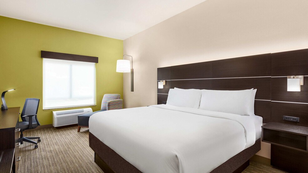 More Photos Of 102 Spencer Ln, San Antonio Hotel For Sale