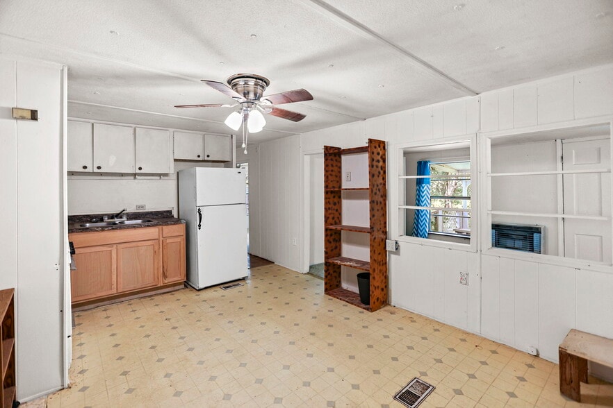 More Photos Of 138 Main St, Sharpsburg Flex For Sale