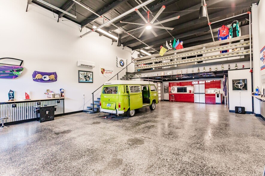 More Photos Of 16261 Pine Ridge Rd, Fort Myers Warehouse For Lease