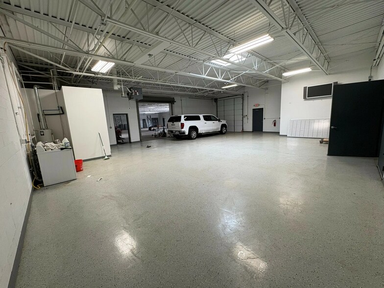 More Photos Of 2011 Austin Dr, Troy Warehouse For Lease