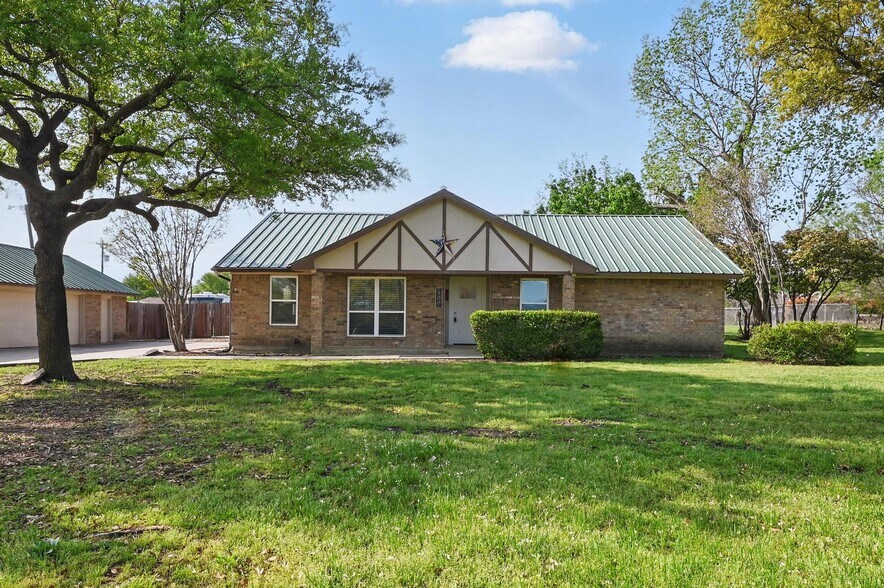 More Photos Of 300 Paul Wilson Rd, Wylie Showroom For Lease