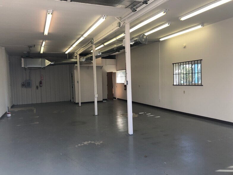 More Photos Of 1607 N Cuernavaca Dr, Austin Warehouse For Lease