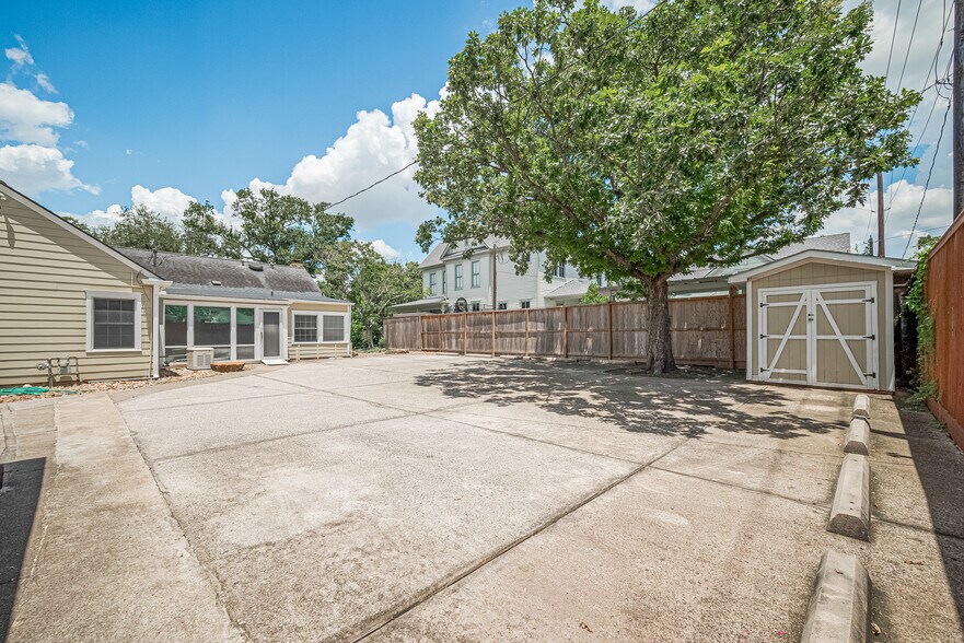 More Photos Of 826 Heights Blvd, Houston Office Residential For Sale