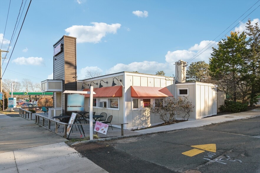 More Photos Of 20 County Road 39, Southampton Restaurant For Lease