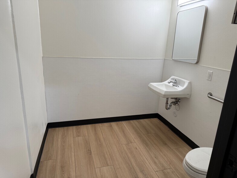 More Photos Of 4450 Dupont Ct, Ventura Manufacturing For Lease