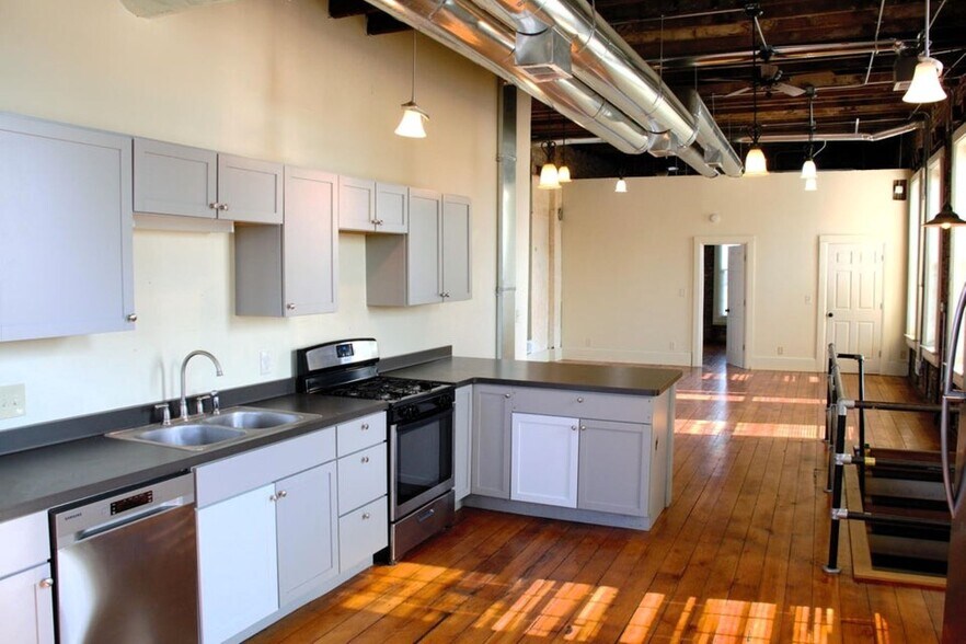 More Photos Of 1028 State St, Racine Storefront Retail Residential For Sale