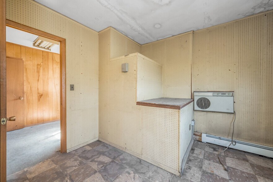 More Photos Of 138 Oakley Ave, White Plains Auto Repair For Sale