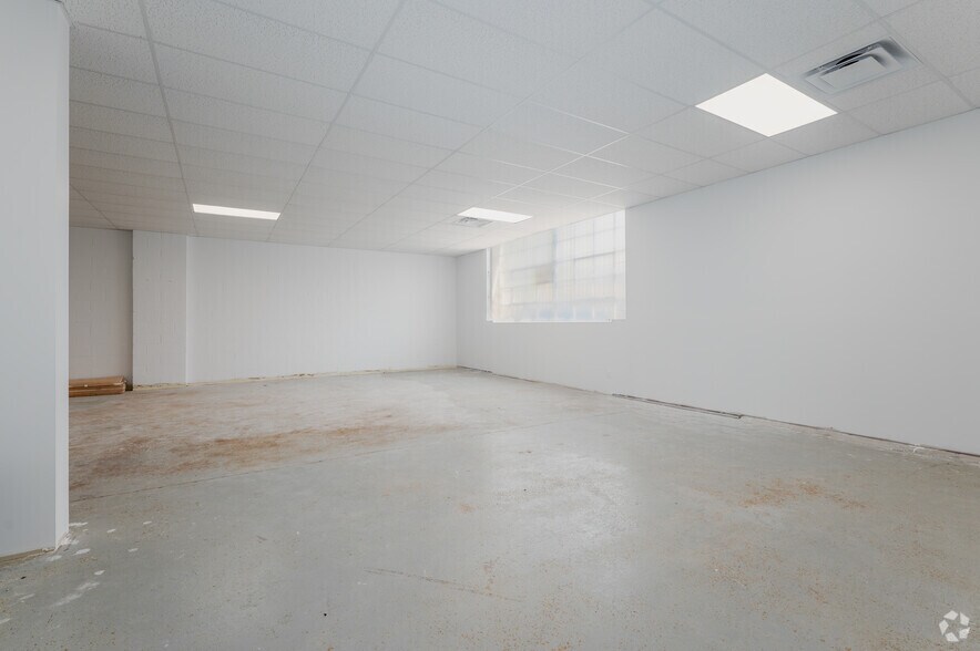 More Photos Of 340-390 Saskatoon St, London Showroom For Lease