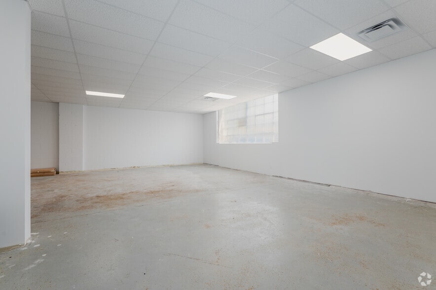 More Photos Of 340-390 Saskatoon St, London Showroom For Lease