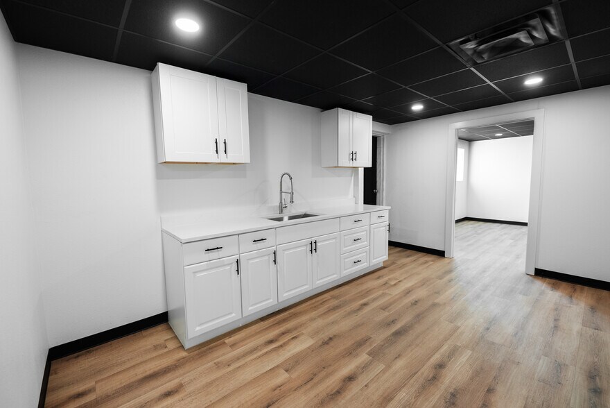 More Photos Of 3115 Sabine St, Forest Hill Warehouse For Lease