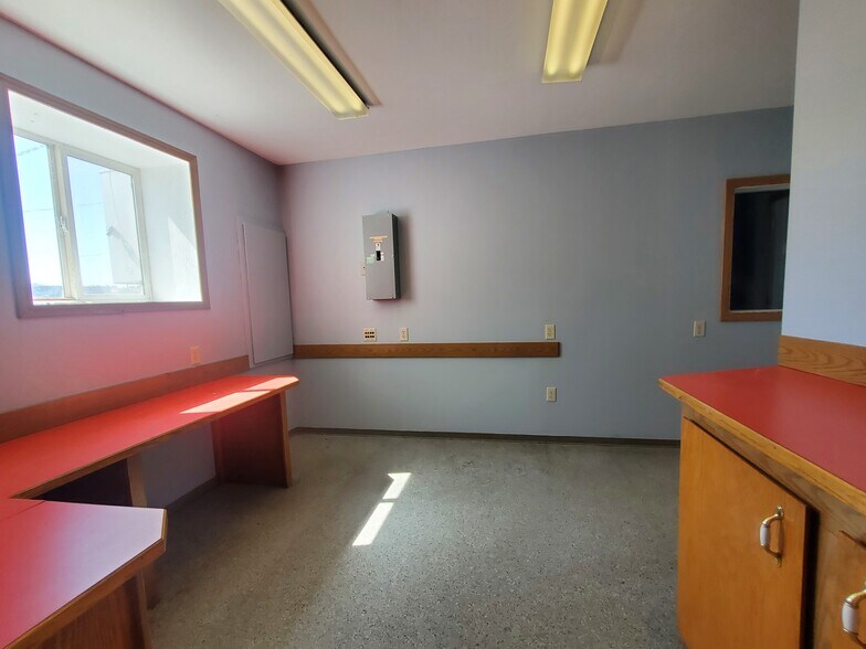 More Photos Of 1390 Commercial Way, Clarkston Manufacturing For Sale