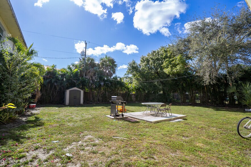 More Photos Of 1940-1942 Passaic Ave, Fort Myers Apartments For Sale