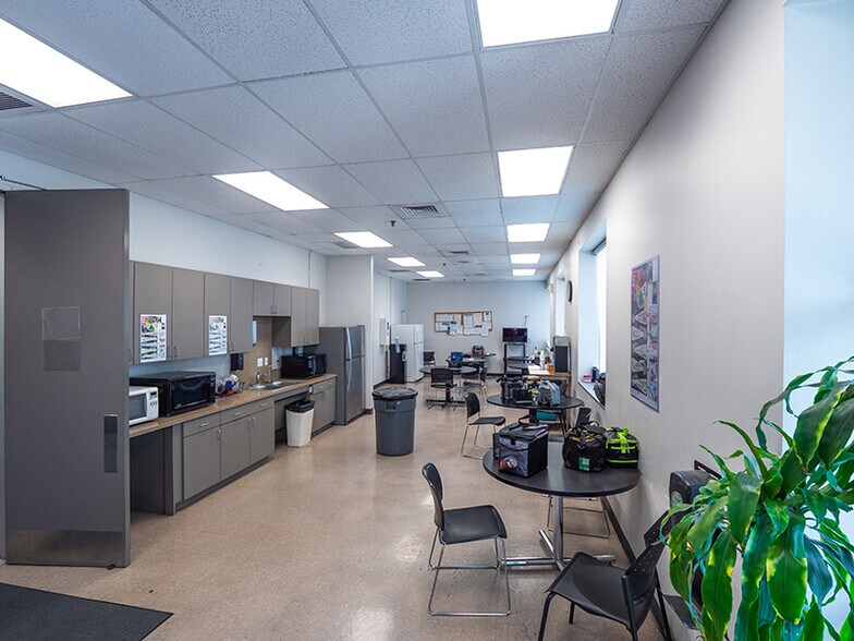 More Photos Of 8200 Cross Park Dr, Austin Light Distribution For Lease