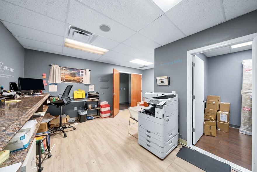 More Photos Of 112 Center Ct, Clarksville Office Residential For Sale