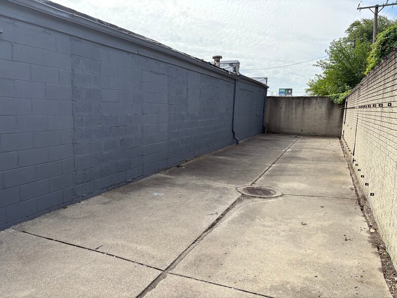 More Photos Of 25831 John R Rd, Madison Heights Warehouse For Sale