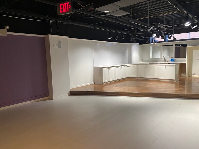 More Photos Of 156 S Main St, High Point General Retail For Lease