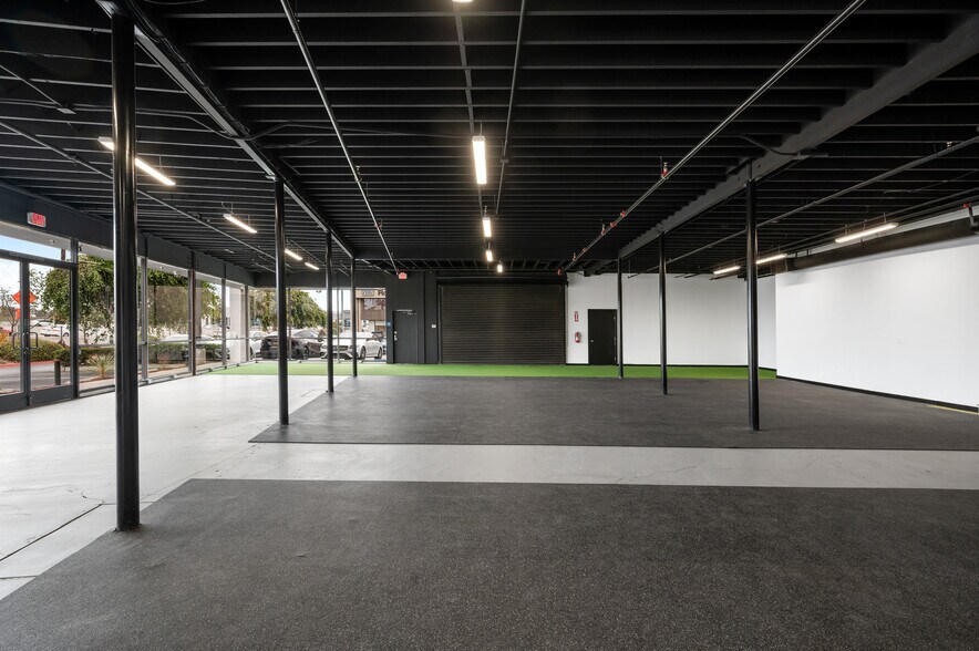 More Photos Of 800 E Dyer Rd, Santa Ana Showroom For Sale