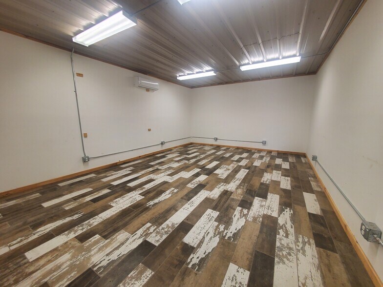 More Photos Of 11130 N Highway 75, Willis Light Distribution For Sale