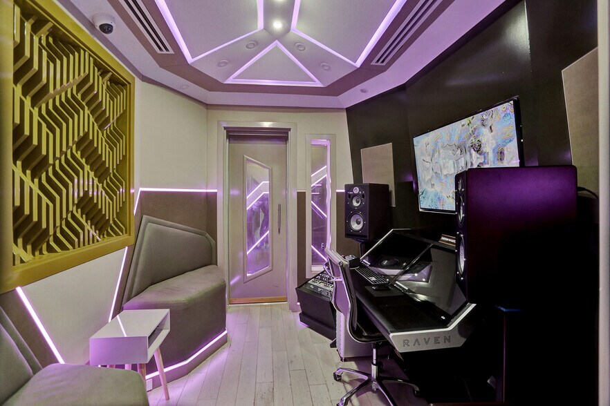 More Photos Of 430 Ne 121st St, Biscayne Park Movie Radio TVStudio For Sale