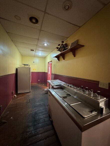 More Photos Of 150 Rockdale Rd, Follansbee Storefront For Lease