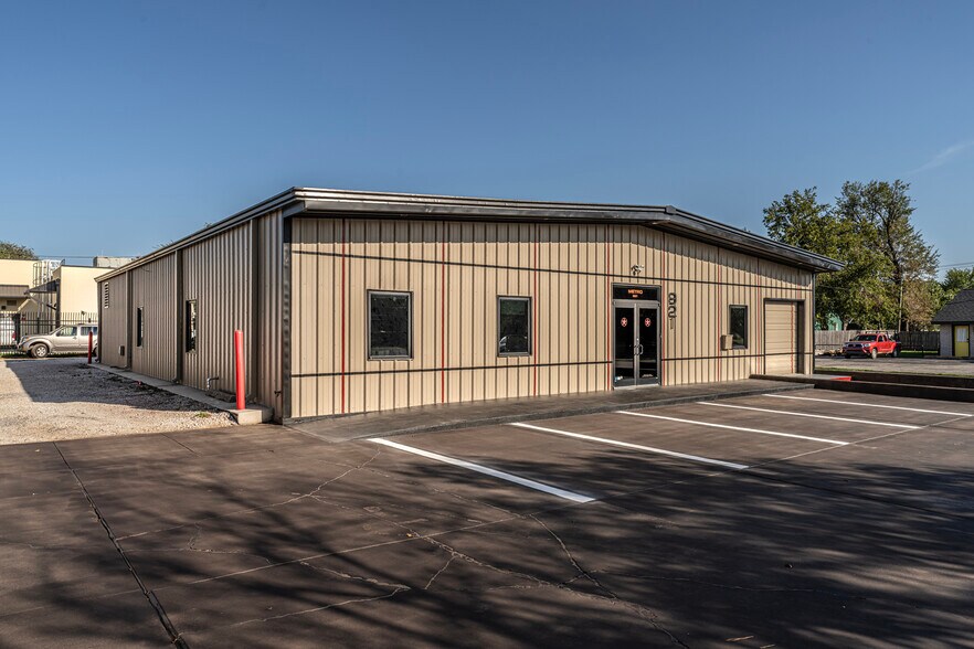 More Photos Of 921 N Lahoma Ave, Norman Light Manufacturing For Sale