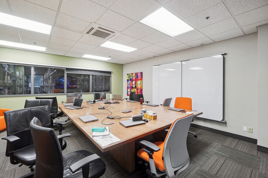 More Photos Of 1675 Boul de Montarville, Boucherville Warehouse For Lease